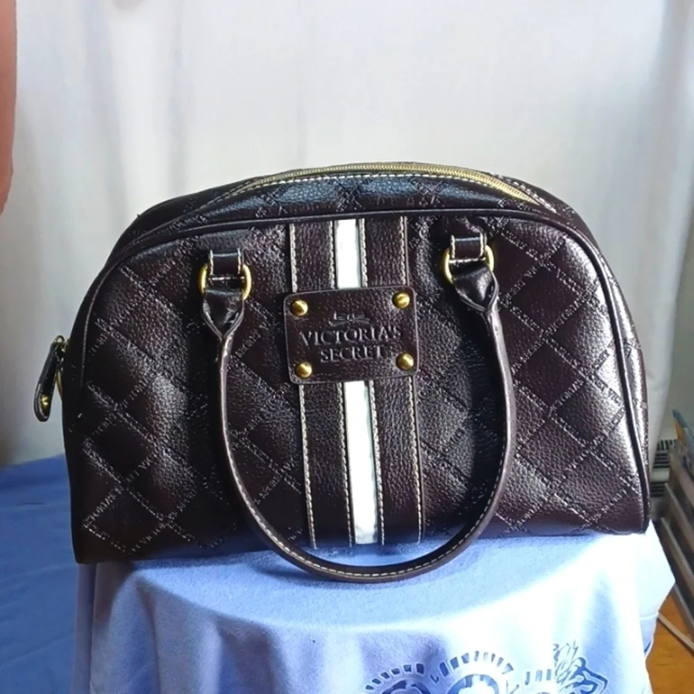 VICTORIA SECRETS WOMANS PURSE IN A BEAUTIFUL BLACK ⚫️